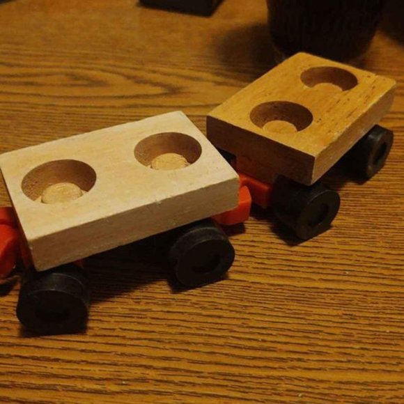 Vintage Mattel 1974 Putt Putt Train Engine, 2 Cars, and 3 People - Picture 6 of 8